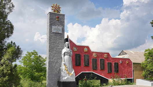 В селе Любовка отреставрировали братскую могилу советских воинов и памятник односельчанам